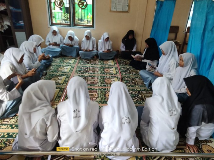 Guru dan Siswa MAN 2 Bungo Rutin Mengaji Bersama di Mushola Madrasah Guru dan Siswa MAN 2 Bungo Rutin Mengaji Bersama di Mushola Madrasah