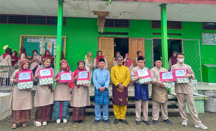 MTsN 1 Kota Jambi Umumkan Guru Teladan, Suasana Haru Diselingi Kejadian Lucu saat Bu Nani Membacakan Namanya Sendiri MTsN 1 Kota Jambi Umumkan Guru Teladan, Suasana Haru Diselingi Kejadian Lucu saat Bu Nani Membacakan Namanya Sendiri