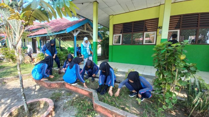 Semangat Wali Kelas, Siswa XII A MAN 2 Bungo Kompak Gelar Gotong Royong Bersihkan Kelas Semangat Wali Kelas, Siswa XII A MAN 2 Bungo Kompak Gelar Gotong Royong Bersihkan Kelas