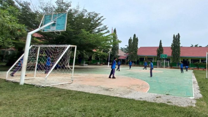 Serunya Lapangan Madrasah! Siswa MAN 2 Bungo Asah Kekompakan Lewat Futsal di Jam Penjas Serunya Lapangan Madrasah! Siswa MAN 2 Bungo Asah Kekompakan Lewat Futsal di Jam Penjas