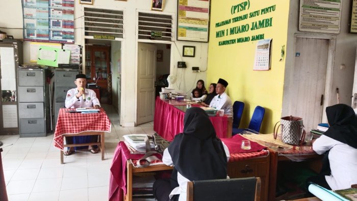 Min 1 Muaro Jambi Melaksanakan Rapat Rutin Dipimpin Kepala Madrasah Lukman Edi