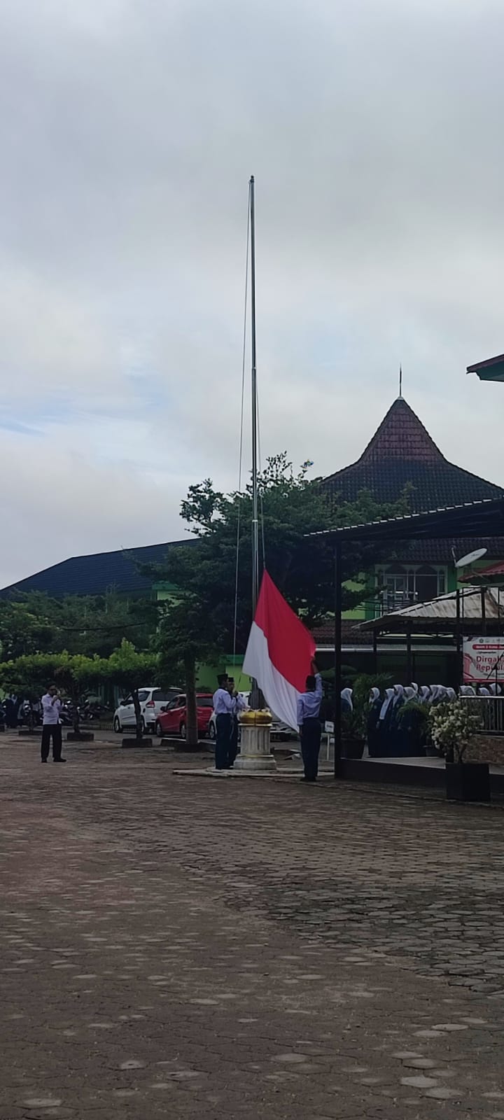 Upacara Bendera di MAN 2 Kota Jambi: Pembina Ingatkan Pentingnya Disiplin Sebagai Wujud Cinta Tanah Air