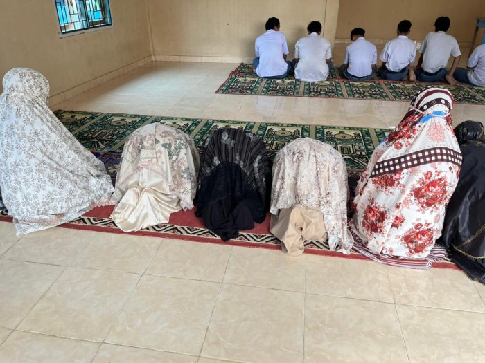 Suasana Khidmat Warnai Salat Dhuha Bersama dalam Pesantren Kilat MAN 2 Bungo Suasana Khidmat Warnai Salat Dhuha Bersama dalam Pesantren Kilat MAN 2 Bungo