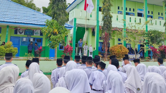 Perkuat Karakter Siswa, Kepala Madrasah Pimpin Upacara dengan Pesan Disiplin yang Menginspirasi Perkuat Karakter Siswa, Kepala Madrasah Pimpin Upacara dengan Pesan Disiplin yang Menginspirasi