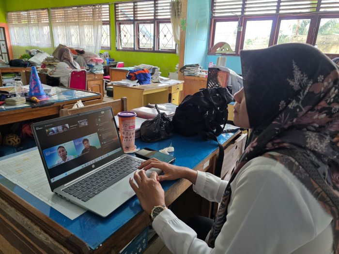 Menguatkan Komitmen Perubahan: Ibu Asmara Diana Ikuti Zoom Meeting Zona Integritas Menguatkan Komitmen Perubahan: Ibu Asmara Diana Ikuti Zoom Meeting Zona Integritas