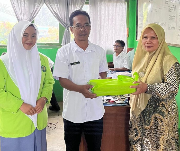 MAN 2 Bungo Gelar Sosialisasi di SMPN 2 Limbur Lubuk Mengkuang, Serahkan Cendera Mata sebagai Bentuk Silaturahmi MAN 2 Bungo Gelar Sosialisasi di SMPN 2 Limbur Lubuk Mengkuang, Serahkan Cendera Mata sebagai Bentuk Silaturahmi