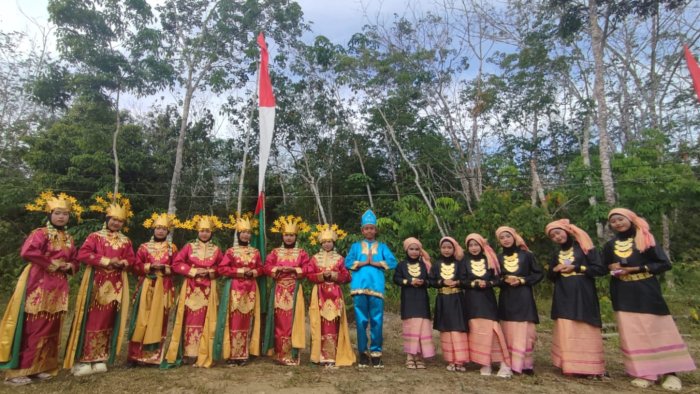 Dua Tim Tari MIN 4 Tebo Sukses Tampil di Depan Tamu Kehormatan pada Puncak HUT Desa Jaya Mulya Dua Tim Tari MIN 4 Tebo Sukses Tampil di Depan Tamu Kehormatan pada Puncak HUT Desa Jaya Mulya