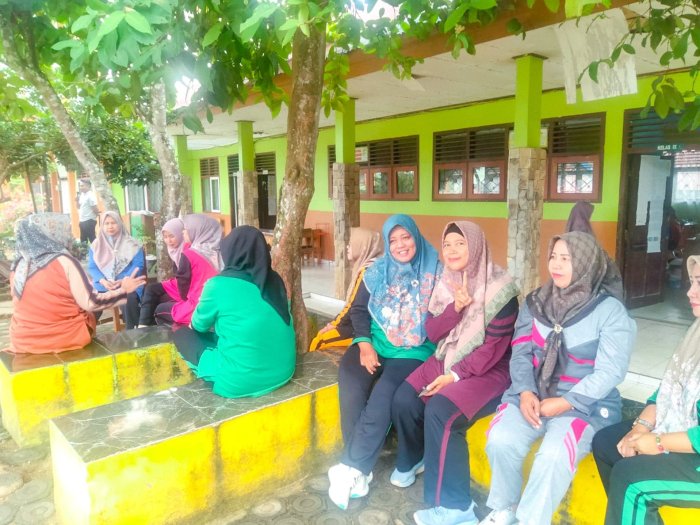 Instruktur Senam MTSN 1 Bungo Rehat Sejenak bersama Ibu-ibu Guru Instruktur Senam MTSN 1 Bungo Rehat Sejenak bersama Ibu-ibu Guru