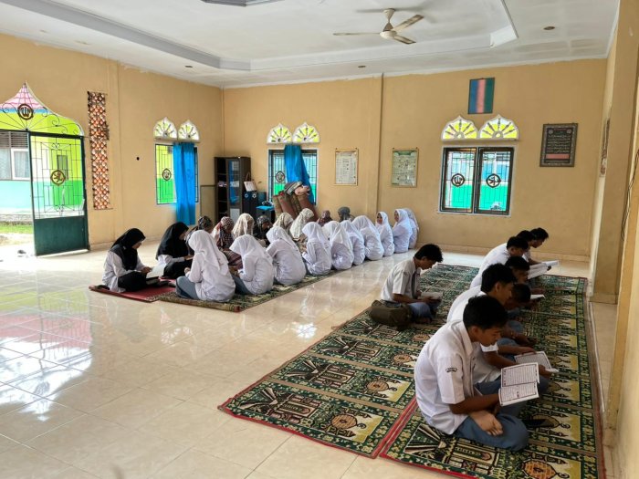 MAN 2 Bungo Gelar Pesantren Kilat Hari Pertama, Siswa Targetkan Khatam 1 Juz Al-Quran MAN 2 Bungo Gelar Pesantren Kilat Hari Pertama, Siswa Targetkan Khatam 1 Juz Al-Quran