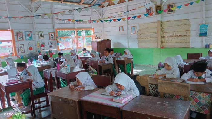 Kelas 2B MIN 4 Tebo Isi Waktu dengan Lomba Membuat Poster Bertema Peduli Lingkungan
