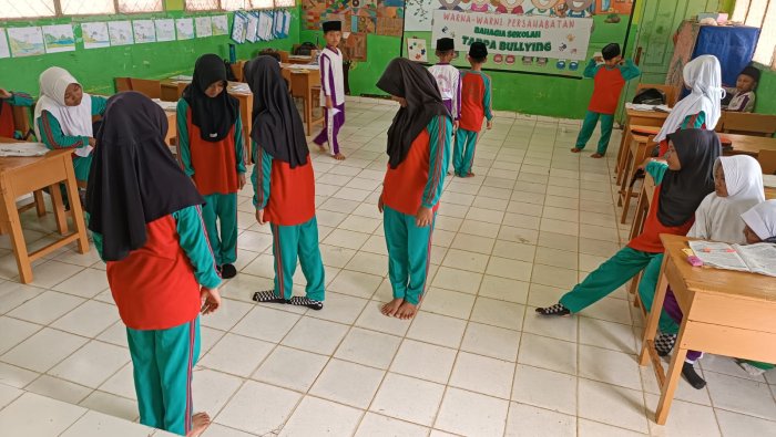 Menghitung Keliling Lewat Langkah: Praktik Tubuh Bantu Siswa 5B MIN 4 Tebo Pahami Konsep Abstrak Segitiga Lebih Mudah