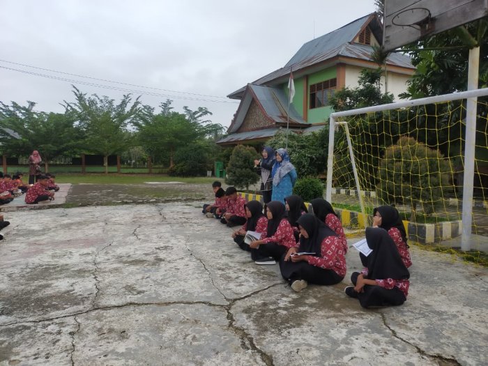 Tingkatkan Karakter Siswa, Ibu Salbiyah, S.Ag. Berikan Pesan Pentingnya Kedisiplinan di MTsN 1 Bungo