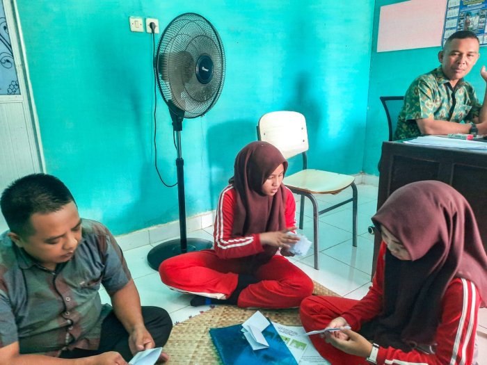 Wujudkan Demokrasi Madrasah, Pembina OSIM dan Waka Kesiswaan MTsN 1 Bungo Matangkan Pemilihan Ketua OSIM 2025/2026 Wujudkan Demokrasi Madrasah, Pembina OSIM dan Waka Kesiswaan MTsN 1 Bungo Matangkan Pemilihan Ketua OSIM 2025/2026