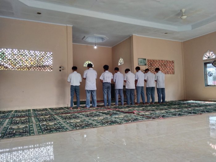 Siswa MAN 2 Bungo Laksanakan Sholat Dhuha, Wujudkan Generasi Berakhlak dan Disiplin Siswa MAN 2 Bungo Laksanakan Sholat Dhuha, Wujudkan Generasi Berakhlak dan Disiplin