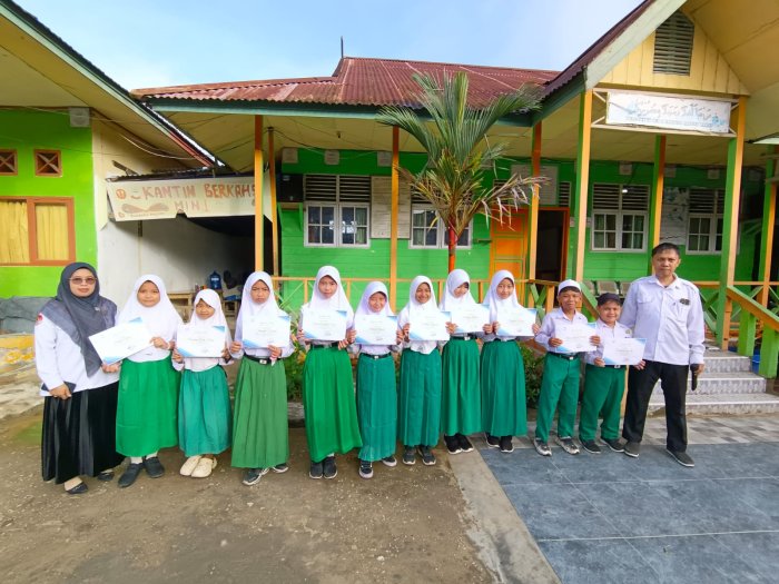 Penyerahan Piagam Penghargaan Olimpiade Bahasa Arab Tingkat MI Negeri 1 Tanjung Jabung Barat 2026 Penyerahan Piagam Penghargaan Olimpiade Bahasa Arab Tingkat MI Negeri 1 Tanjung Jabung Barat 2026