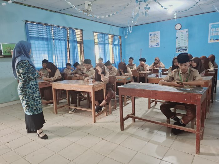 Panitia Monev Pantau Proses Pembelajaran di Setiap Kelas Panitia Monev Pantau Proses Pembelajaran di Setiap Kelas