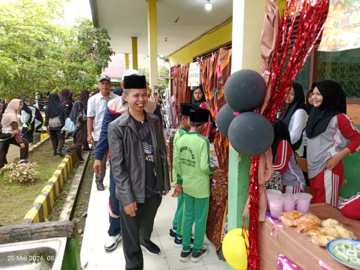 Kepala Kemenag Kab. Bungo Hadiri dan Tinjau Bazar PORSENI di MTsN 1 Bungo