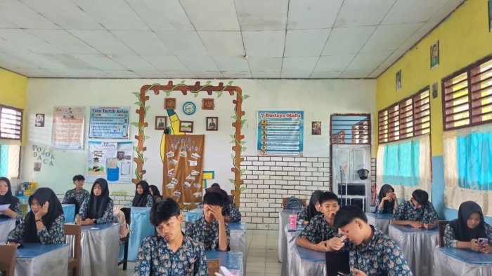 Pengawasan Ketat demi Kelancaran ASAS, Bapak Zafrial, S.Pd Tekankan Kejujuran Peserta Didik Pengawasan Ketat demi Kelancaran ASAS, Bapak Zafrial, S.Pd Tekankan Kejujuran Peserta Didik