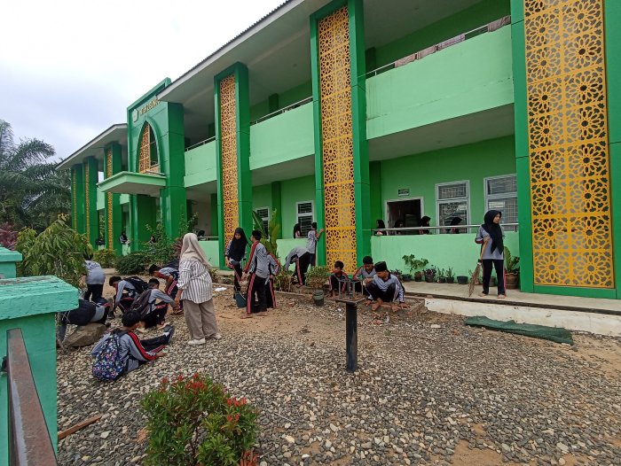 Wujudkan Madrasah Bersih, MTsN 2 Bungo Laksanakan Goro Bersama