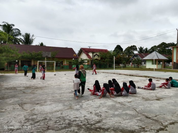 Praktik Main Bola Besar dalam Pembelajaran PJOK oleh Ibu Fitra Hayati di MTsN 1 Bungo Praktik Main Bola Besar dalam Pembelajaran PJOK oleh Ibu Fitra Hayati di MTsN 1 Bungo