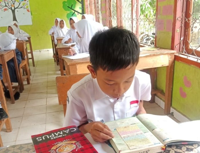 Siswa Kelas VII C MTsN 1 Bungo Tadabbur Surah Asy-Syams: Resapi Kekuasaan dan Rahmat Allah swt Siswa Kelas VII C MTsN 1 Bungo Tadabbur Surah Asy-Syams: Resapi Kekuasaan dan Rahmat Allah swt