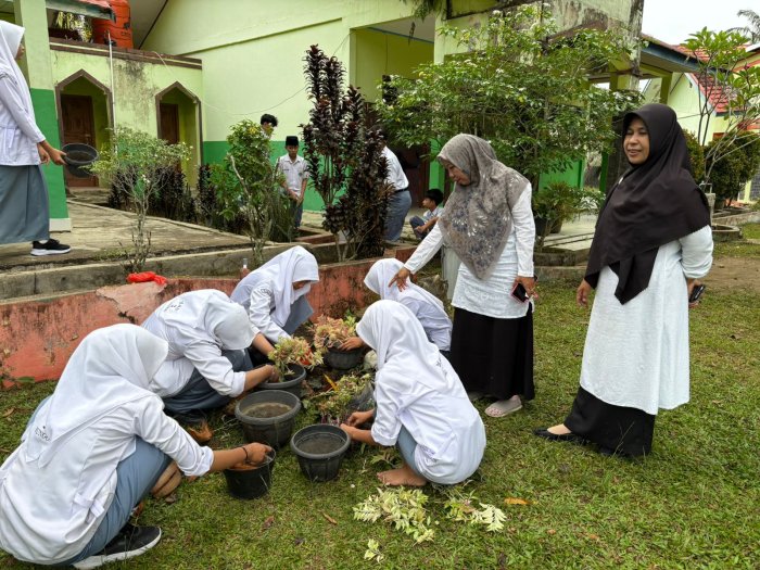 Siswa MAN 2 Bungo Goro Daur Ulang Tanaman di Bawah Bimbingan Ibu Ratna Sari, S.Pd.I dan Ibu Nailil Husni, S.Pd.I Siswa MAN 2 Bungo Goro Daur Ulang Tanaman di Bawah Bimbingan Ibu Ratna Sari, S.Pd.I dan Ibu Nailil Husni, S.Pd.I