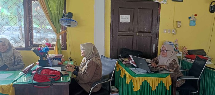Guru MTsN 2 Bungo Selesaikan Pengisian Nilai di RDM Guru MTsN 2 Bungo Selesaikan Pengisian Nilai di RDM