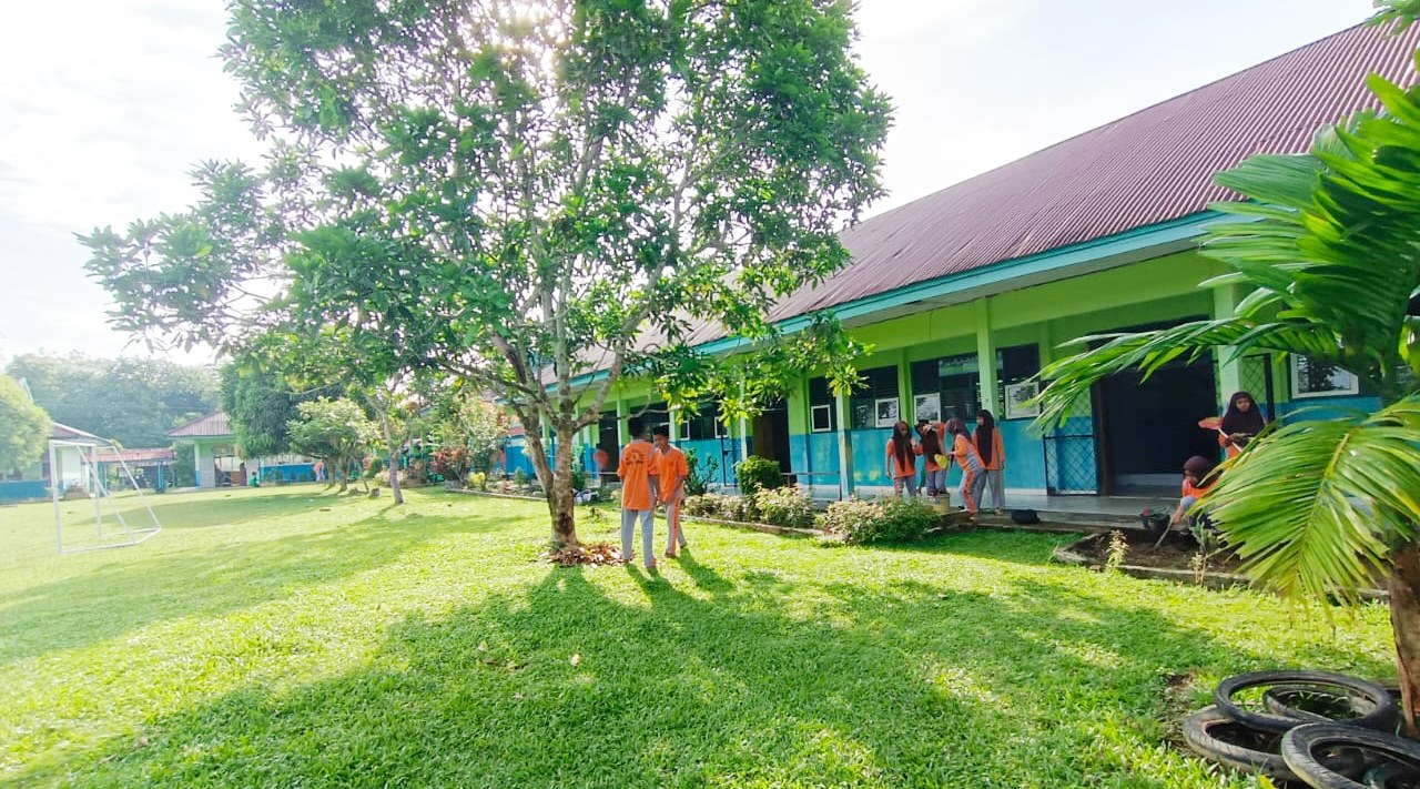 KEGIATAN GOTONG ROYONG DI MTSN 5 TEBO PERSIAPKAN LOMBA MADRASAH SEHAT DAN PKKM KEGIATAN GOTONG ROYONG DI MTSN 5 TEBO PERSIAPKAN LOMBA MADRASAH SEHAT DAN PKKM