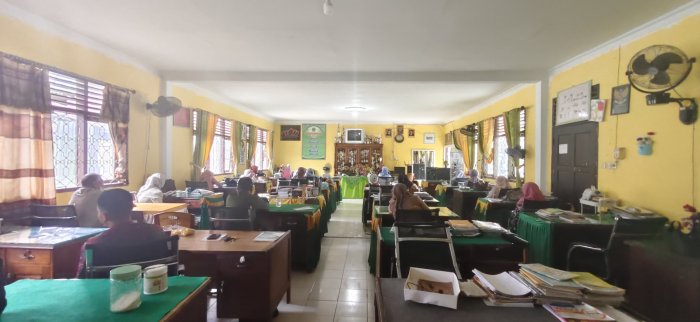 Guru MTsN 2 Bungo Bahas Persiapan Kegiatan KOMPAS dan OMi Guru MTsN 2 Bungo Bahas Persiapan Kegiatan KOMPAS dan OMi