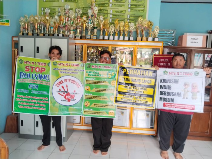 MTsN 1 Tebo Tegakkan Disiplin Lewat Spanduk Aturan Sekolah MTsN 1 Tebo Tegakkan Disiplin Lewat Spanduk Aturan Sekolah