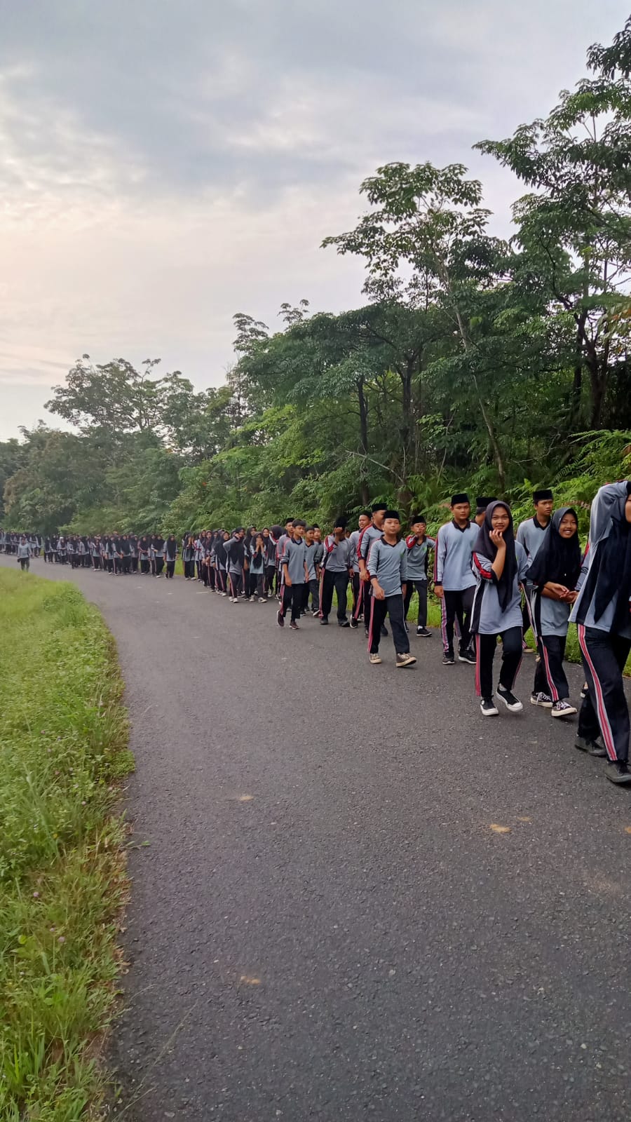 JALAN SANTAI SISWA MTsN 2 BUNGO SEHAT DAN PENUH KEBERSAMAAN JALAN SANTAI SISWA MTsN 2 BUNGO SEHAT DAN PENUH KEBERSAMAAN