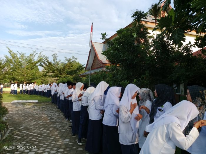 Hari Pertama Masuk Pasca Lebaran di MTsN 1 Bungo, GTK dan Siswa Awali dengan Musafahah Penuh Kehangatan Hari Pertama Masuk Pasca Lebaran di MTsN 1 Bungo, GTK dan Siswa Awali dengan Musafahah Penuh Kehangatan