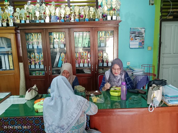 Jalin Kekompakan, Staf dan Kaur TU MTsN 1 Bungo Gelar Makan Bersama