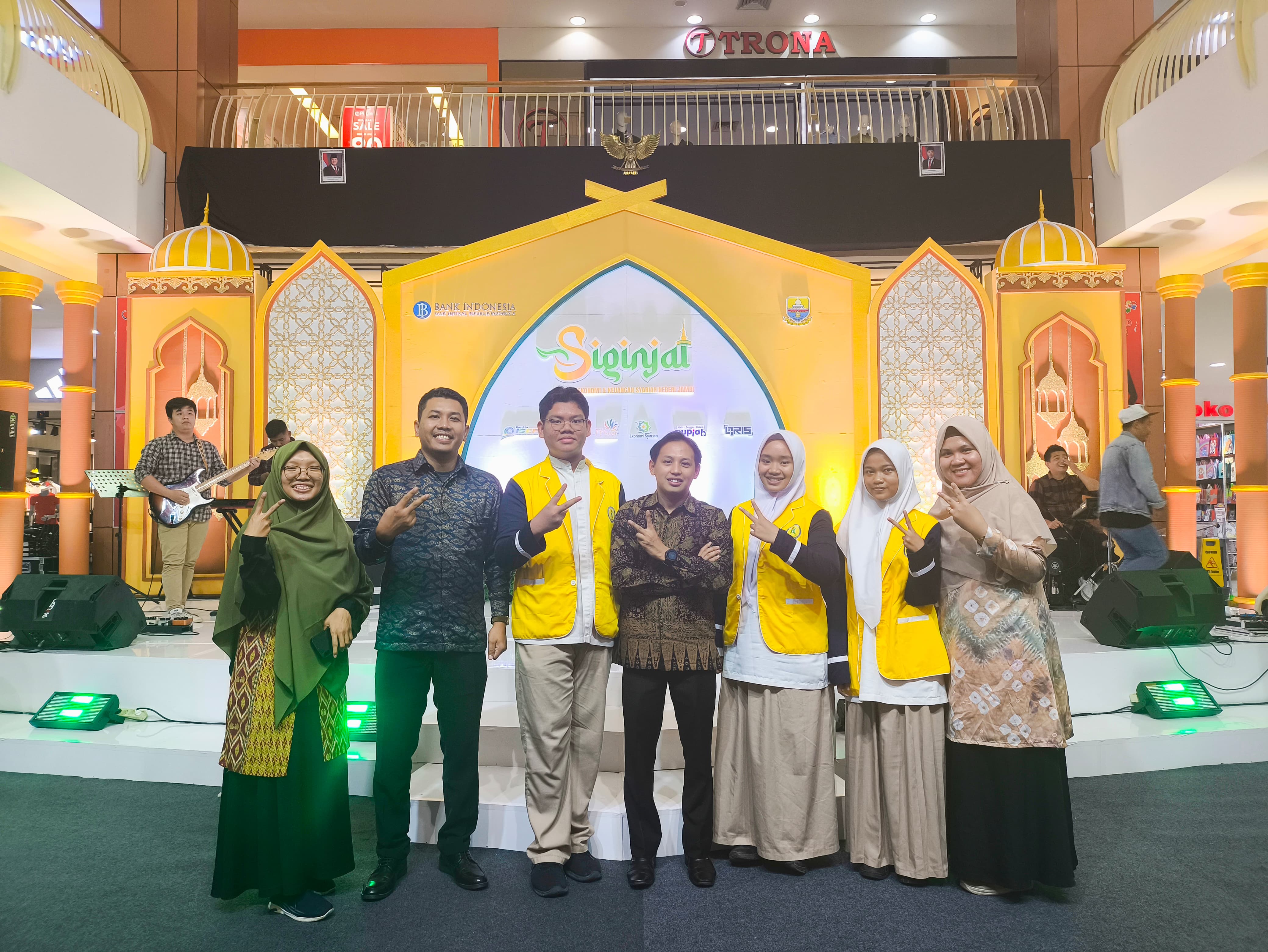 Tim MAN 2 Kota Jambi Sabet Juara 2 di Clash of Champions Ekonomi Syariah 2025! Tim MAN 2 Kota Jambi Sabet Juara 2 di Clash of Champions Ekonomi Syariah 2025!