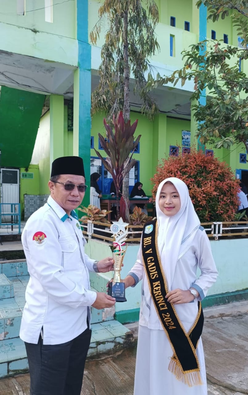 MAN 1 Kerinci Berikan Penghargaan pada Siswi yang Berhasil Ikuti Ajang Bujang Gadis Kerinci MAN 1 Kerinci Berikan Penghargaan pada Siswi yang Berhasil Ikuti Ajang Bujang Gadis Kerinci