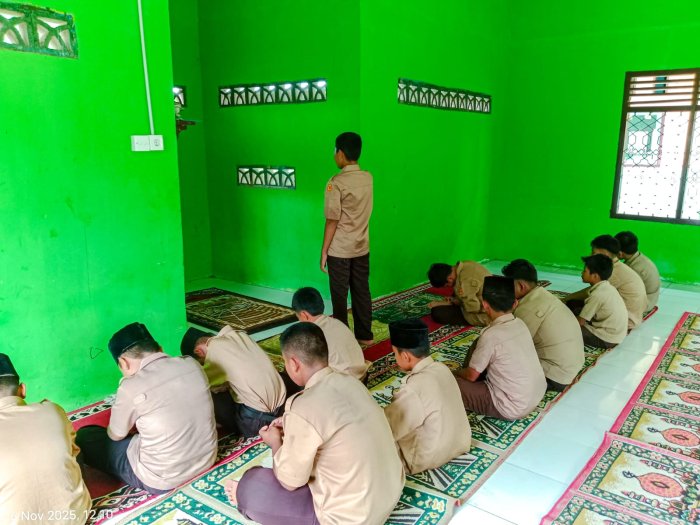 Kelas 9D dan 7A Laksanakan Tugas Piket Berjamaah Hari Ini: Bima Kumandangkan Adzan