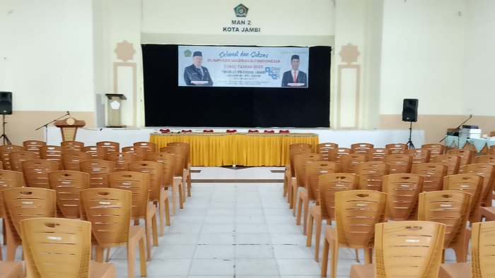 Tim Sarana Prasarana MAN 2 Kota Jambi Siapkan Aula untuk Pembukaan OMI Tingkat Provinsi