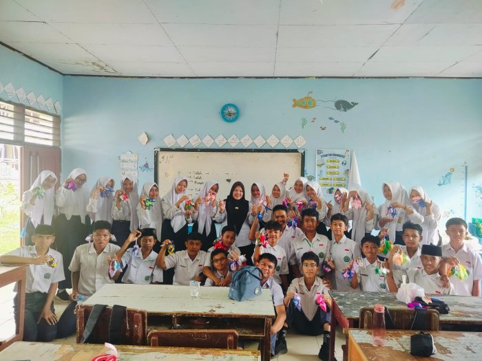 Lestarikan Tradisi, Siswa IX F MTsN 2 Bungo Berkreasi Membuat Anyaman Tempat Telur Marhaban