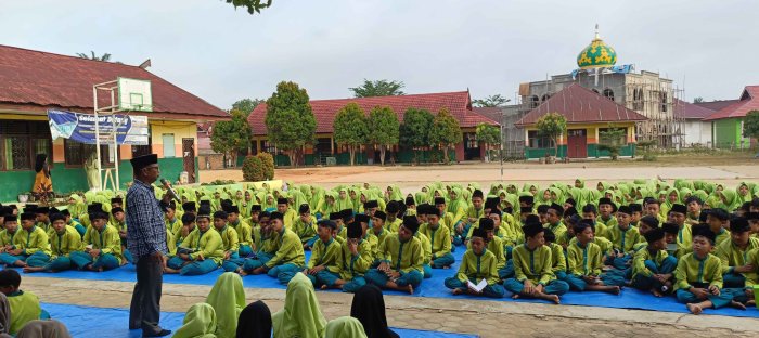 Rangkaian Jumat Religi Ditutup Arahan guru BK, MTsN 2 Bungo Tekankan Kedisiplinan dan Adab