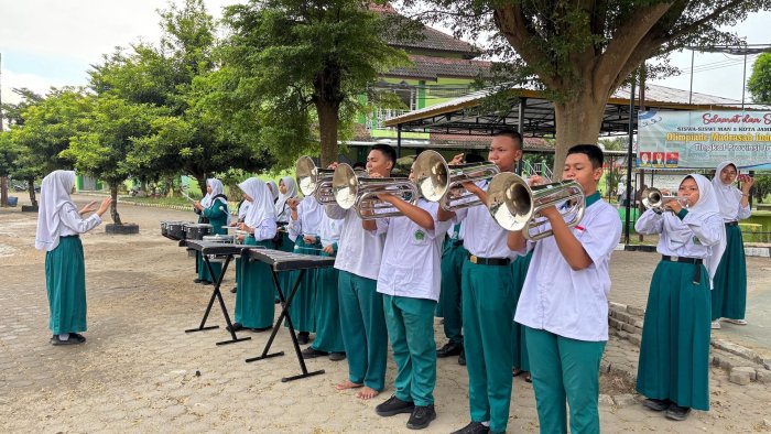 Di Tengah Gerimis, DCNA Tabuh Semangat Pemuda di Lapangan MAN 2 Kota Jambi Di Tengah Gerimis, DCNA Tabuh Semangat Pemuda di Lapangan MAN 2 Kota Jambi