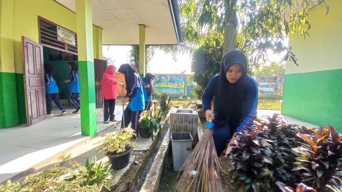 Kompak dan Peduli, Siswa Kelas XI A MAN 2 Bungo Gelar Gotong Royong Bersama Wali Kelas Kompak dan Peduli, Siswa Kelas XI A MAN 2 Bungo Gelar Gotong Royong Bersama Wali Kelas