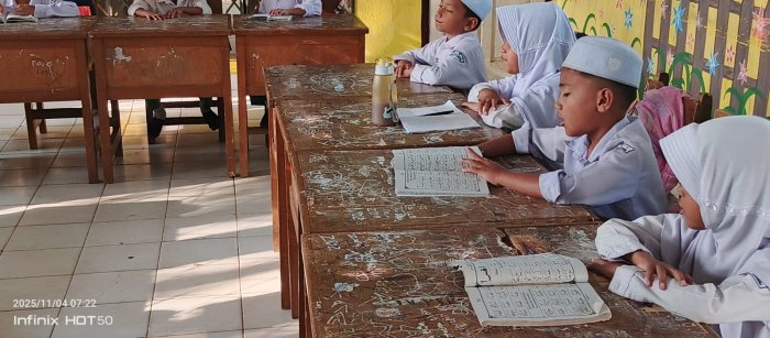 Siswa Siswi MIN 1 Muaro Jambi Rutin Membaca Iqro Didampingi Majlis Guru Siswa Siswi MIN 1 Muaro Jambi Rutin Membaca Iqro Didampingi Majlis Guru