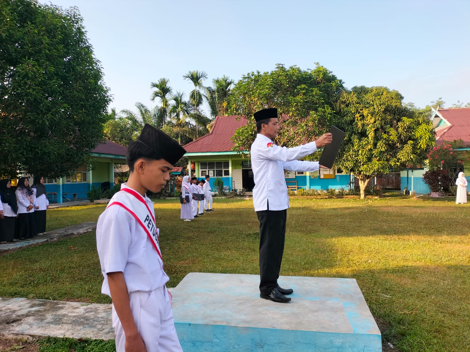 MTsN 5 Tebo Gelar Upacara Bendera, Wakil Kepala Bidang Kesiswaan Ajak Siswa Siapkan Diri Sambut HUT RI ke-80