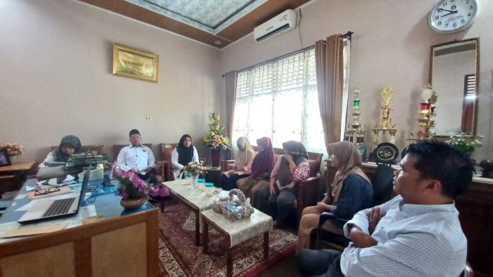 Kepala MAN 2 Bungo Gelar Rapat Bersama Kaur TU dan Wakil Kepala Madrasah untuk Evaluasi dan Penguatan Layanan Kantin Kepala MAN 2 Bungo Gelar Rapat Bersama Kaur TU dan Wakil Kepala Madrasah untuk Evaluasi dan Penguatan Layanan Kantin