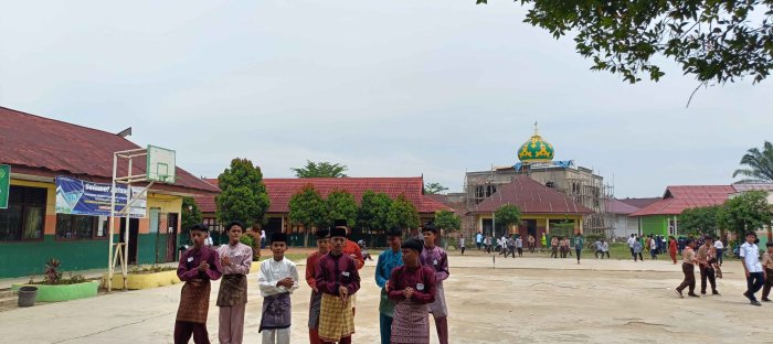 Siswa MTsN 2 Bungo Tampilkan Kreativitas dalam Praktek Tari