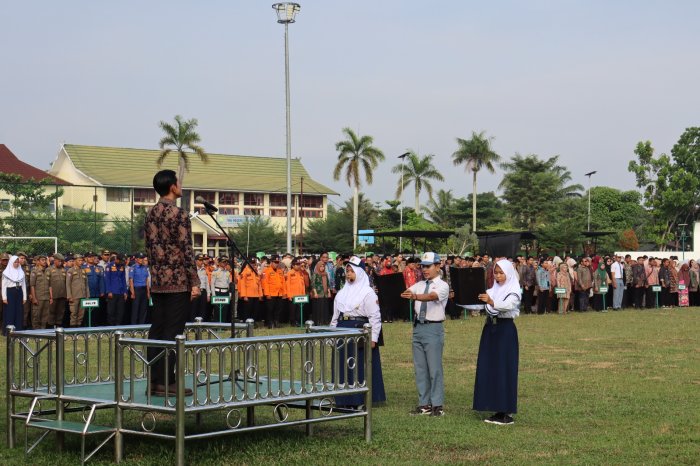 Bapak Fadhil Arief, S.E. Pimpin Upacara HAN ke-42 di Alun-Alun, MTsN 1 Batang Hari Utus Puluhan Siswa dan Petugas