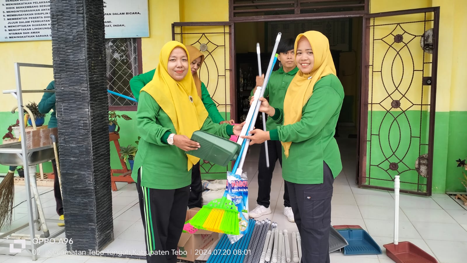 Dukung Program Madrasah Sehat Kaur TU MAN 2 Tebo Bagikan Alat Kebersihan Kelas Dukung Program Madrasah Sehat Kaur TU MAN 2 Tebo Bagikan Alat Kebersihan Kelas