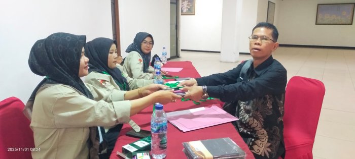 Registrasi dan penyerahan alat tulis Workshop Kurikulum Berbasis Cinta