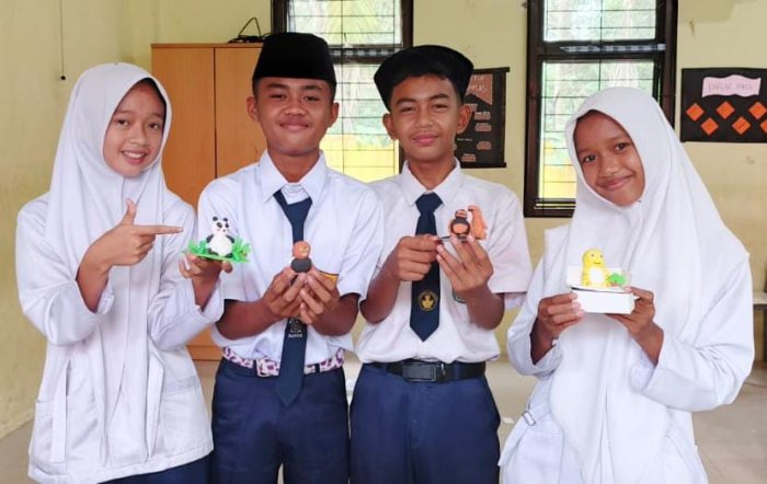 Ekspresi Figuratif Kelas IX C: Siswa MTsN 1 Bungo Mencetak Karya Unik dari Clay Ekspresi Figuratif Kelas IX C: Siswa MTsN 1 Bungo Mencetak Karya Unik dari Clay