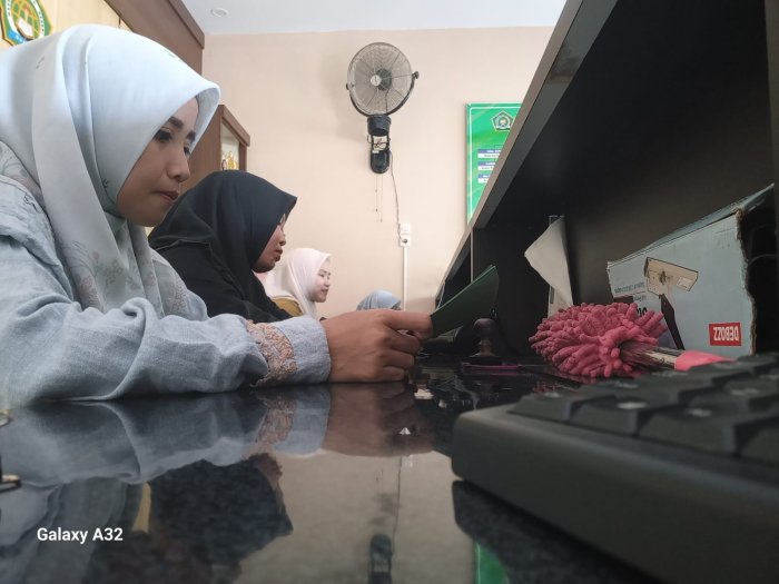 Operator Simpatika Berpacu Waktu Tuntaskan Input Jam Mengajar Guru Operator Simpatika Berpacu Waktu Tuntaskan Input Jam Mengajar Guru